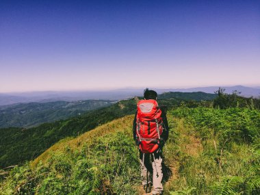 Adam Traveler Dağı'nda zirve başarı kavramı macera aktif tatiller açık bulutlar üzerinde seyahat yaşam tarzı el kaldırdı zevk havadan görünümü
