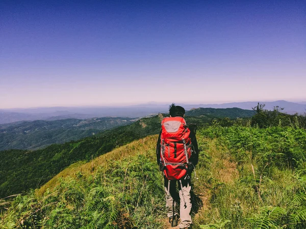 Adam Traveler Dağı'nda zirve başarı kavramı macera aktif tatiller açık bulutlar üzerinde seyahat yaşam tarzı el kaldırdı zevk havadan görünümü