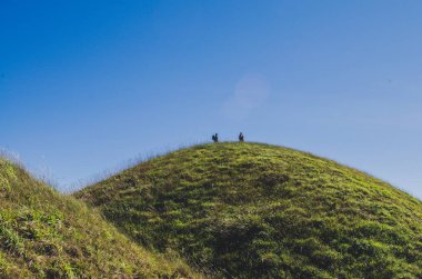 Dağların zirvesinde bir adam. Tepelerde Panoramik Zirve Manzarası Başarılı