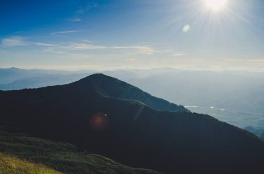 Mon jong doi, Tayland, Chiang Mai 'deki dağın tepesindeki yeşil çim tarlası.