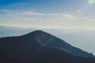 Mon jong doi, Tayland, Chiang Mai 'deki dağın tepesindeki yeşil çim tarlası.
