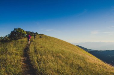 Kadınlar ayakta ve mesafe içine arıyorum. Orman ve dağlar içinde belgili tanımlık geçmiş
