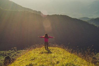 Kadınlar ayakta ve mesafe içine arıyorum. Orman ve dağlar içinde belgili tanımlık geçmiş