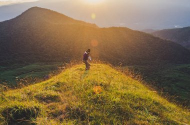 Kadınlar ayakta ve mesafe içine arıyorum. Orman ve dağlar içinde belgili tanımlık geçmiş