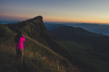 Kadınlar ayakta ve mesafe içine arıyorum. Orman ve dağlar içinde belgili tanımlık geçmiş