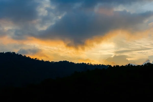 Luz Naranja Puesta Sol Sobre Las Montañas —  Fotos de Stock