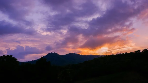 Luz Laranja Pôr Sol Sobre Montanhas — Fotografia de Stock