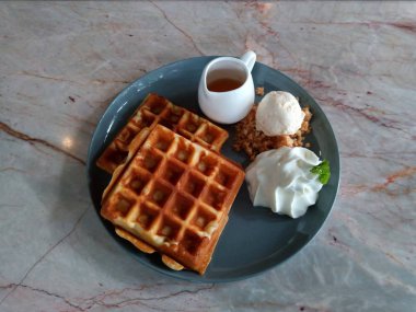 dondurma ile şurubu gözleme ile waffle