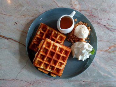 dondurma ile şurubu gözleme ile waffle