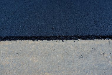 Yeni yol inşaat alanında Tayland yeni asfalt yolda bina süreci