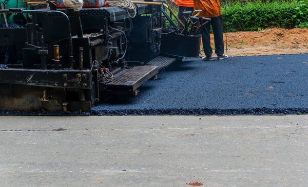 Дорожная бригада прокладывает новую полосу на шоссе
