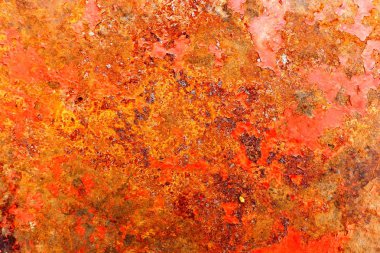 Paslı bej boyalı metal duvar.