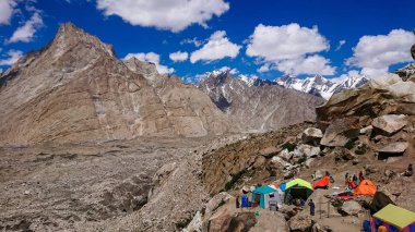 Pakistan, Urdukas kampı, Baltoro buzul, camp Baltoro buzul yukarıda. Katedral tepe içinde belgili tanımlık geçmiş