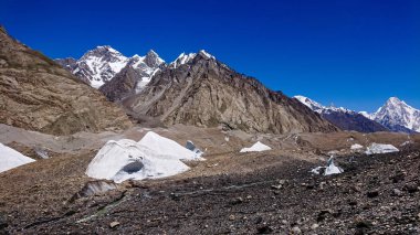 Masherbrum dağ tepe Goro II kampında bir sabah, K2 Base Camp, Pakistan.