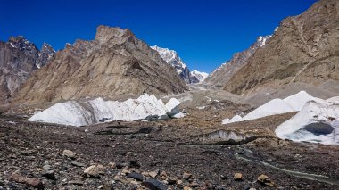 Masherbrum dağ tepe Goro II kampında bir sabah, K2 Base Camp, Pakistan.