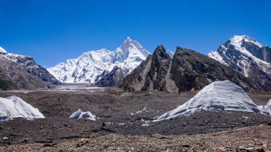 Masherbrum dağ tepe Goro II kampında bir sabah, K2 Base Camp, Pakistan.