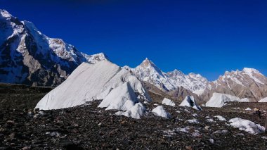Masherbrum dağ tepe Goro II kampında bir sabah, K2 Base Camp, Pakistan.