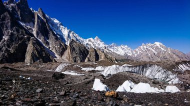 Masherbrum dağ tepe Goro II kampında bir sabah, K2 Base Camp, Pakistan.