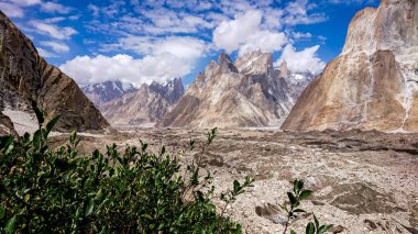 Masherbrum dağ tepe Goro II kampında bir sabah, K2 Base Camp, Pakistan.