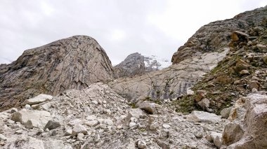 Masherbrum dağ tepe Goro II kampında bir sabah, K2 Base Camp, Pakistan.