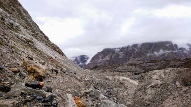 Masherbrum dağ tepe Goro II kampında bir sabah, K2 Base Camp, Pakistan.