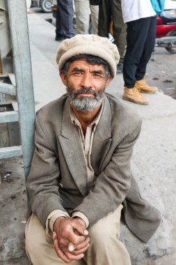 Skardu, Pakistan - 28 Temmuz: sonra zor işi 28 Temmuz 2018 Skardu, Pakistan dayanıyor gibi kimliği belirsiz bir ihtiyar bir portre için pozlar