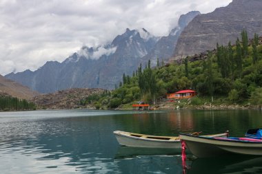 Kachula Gölü, Skardu, Gilgit-Baltistan tekne, alt Kachula Gölü sonbahar, Skardu, Gilgit-Baltistan, Pakistan