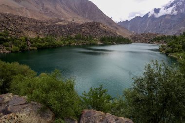 Kachula Gölü, Skardu, Gilgit-Baltistan tekne, alt Kachula Gölü sonbahar, Skardu, Gilgit-Baltistan, Pakistan