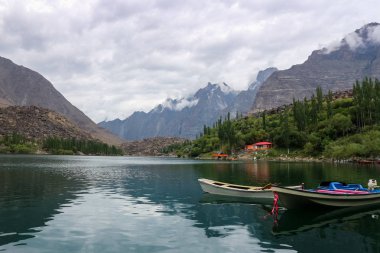 Kachula Gölü, Skardu, Gilgit-Baltistan tekne, alt Kachula Gölü sonbahar, Skardu, Gilgit-Baltistan, Pakistan