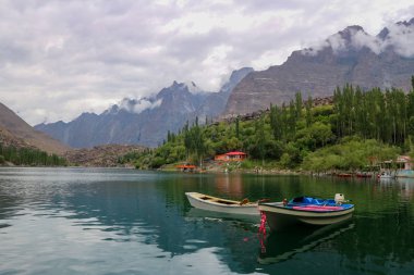 Kachula Gölü, Skardu, Gilgit-Baltistan tekne, alt Kachula Gölü sonbahar, Skardu, Gilgit-Baltistan, Pakistan