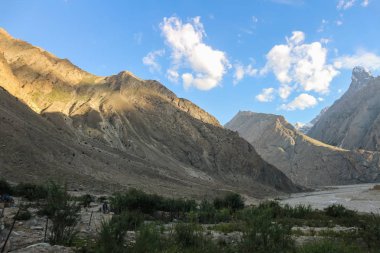 K2 karakurum aralığında, Braldu Nehri Kuzey Pakistan karakurum Dağları'nda Trekking trekking iz peyzaj