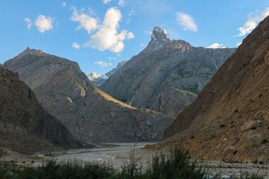 K2 karakurum aralığında, Braldu Nehri Kuzey Pakistan karakurum Dağları'nda Trekking trekking iz peyzaj