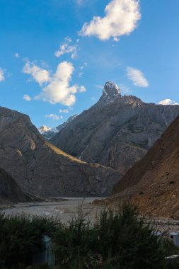 K2 karakurum aralığında, Braldu Nehri Kuzey Pakistan karakurum Dağları'nda Trekking trekking iz peyzaj