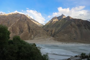 K2 karakurum aralığında, Braldu Nehri Kuzey Pakistan karakurum Dağları'nda Trekking trekking iz peyzaj