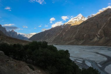 K2 karakurum aralığında, Braldu Nehri Kuzey Pakistan karakurum Dağları'nda Trekking trekking iz peyzaj