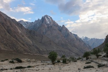 K2 karakurum aralığında, Braldu Nehri Kuzey Pakistan karakurum Dağları'nda Trekking trekking iz peyzaj