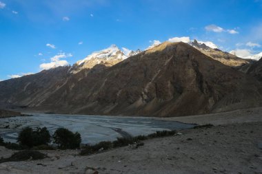 K2 karakurum aralığında, Braldu Nehri Kuzey Pakistan karakurum Dağları'nda Trekking trekking iz peyzaj