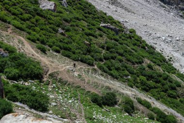 Karakurum Dağları Kuzey Pakista'nda boyunca trekking