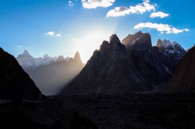 Karakurum aralığındaki gönye zirvesinde Concordia kampından, K2 K2 Base Camp, Pakistan gün batımı görünümü.