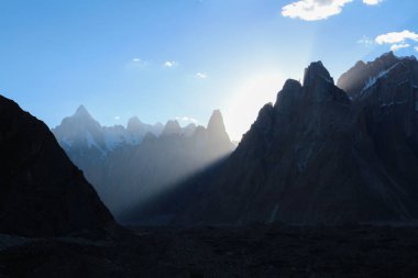 Karakurum aralığındaki gönye zirvesinde Concordia kampından, K2 K2 Base Camp, Pakistan gün batımı görünümü.
