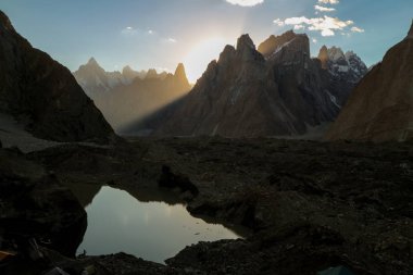 Karakurum aralığındaki gönye zirvesinde Concordia kampından, K2 K2 Base Camp, Pakistan gün batımı görünümü.