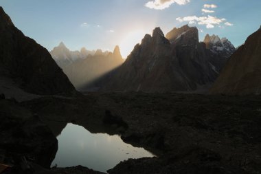Karakurum aralığındaki gönye zirvesinde Concordia kampından, K2 K2 Base Camp, Pakistan gün batımı görünümü.