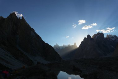 Karakurum aralığındaki gönye zirvesinde Concordia kampından, K2 K2 Base Camp, Pakistan gün batımı görünümü.
