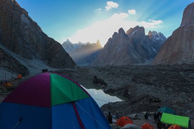 Karakurum aralığındaki gönye zirvesinde Concordia kampından, K2 K2 Base Camp, Pakistan gün batımı görünümü.