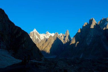 Karakurum aralığındaki gönye zirvesinde Concordia kampından, K2 K2 Base Camp, Pakistan gün batımı görünümü.