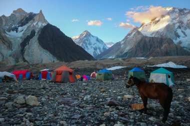 Karakurum aralığındaki gönye zirvesinde Concordia kampından, K2 K2 Base Camp, Pakistan gün batımı görünümü.