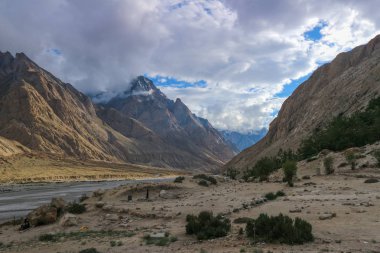 K2 karakurum aralığında, Braldu Nehri Kuzey Pakistan karakurum Dağları'nda Trekking trekking iz peyzaj