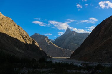 K2 karakurum aralığında, Braldu Nehri Kuzey Pakistan karakurum Dağları'nda Trekking trekking iz peyzaj