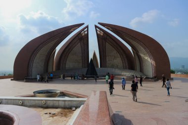 Pakistan, Islamabad, 15 Ağustos 2018; Ulusal anıt Shakarparian tepelerde bulunan bir simgesel yapı ve Miras Müzesi, onun yükseklik anıt görünür Islamabad-Rawalpindi Büyükşehir yapar.