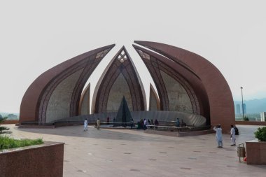 Pakistan, Islamabad, 15 Ağustos 2018; Ulusal anıt Shakarparian tepelerde bulunan bir simgesel yapı ve Miras Müzesi, onun yükseklik anıt görünür Islamabad-Rawalpindi Büyükşehir yapar.
